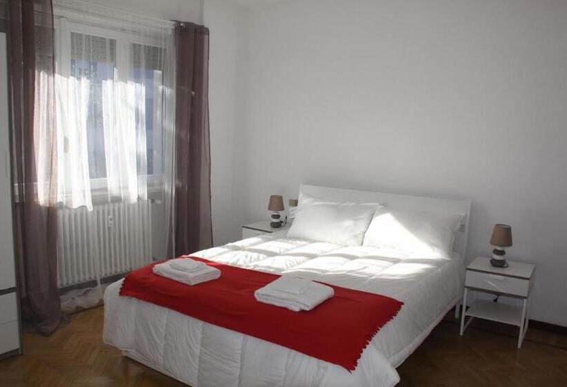 اتاق استاندارد با چشم‌انداز باغ, Lotus B&b