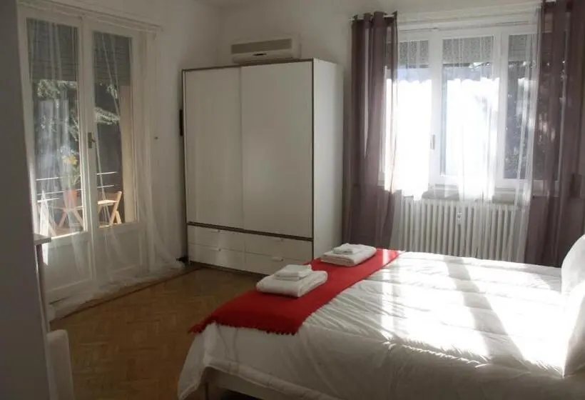 اتاق استاندارد با چشم‌انداز باغ, Lotus B&b