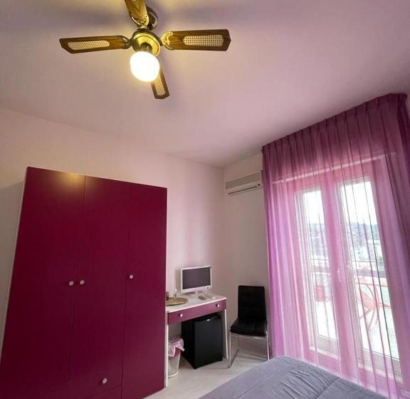غرفة قياسية ثلاثية مزودة بتراس, Bed And Breakfast Coppadicuocobb
