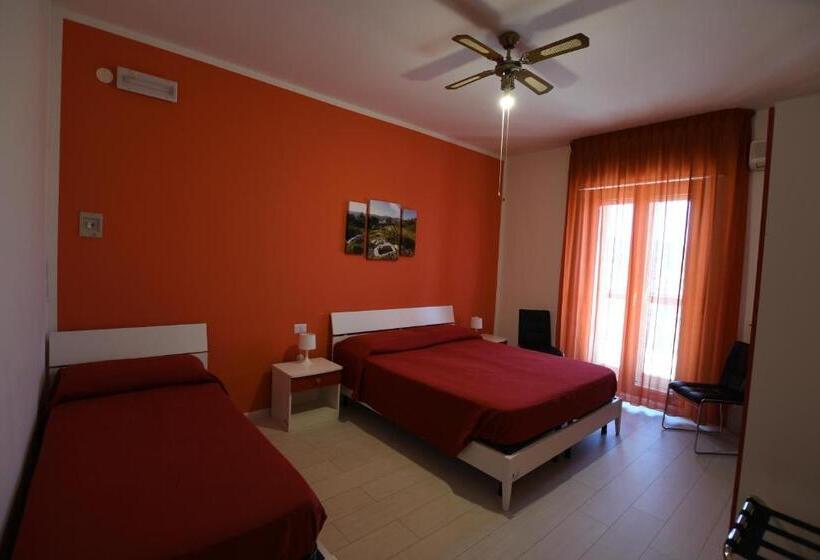 غرفة قياسية ثلاثية مزودة بتراس, Bed And Breakfast Coppadicuocobb