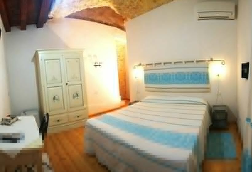 Habitación Deluxe, Note Sulla Piazza