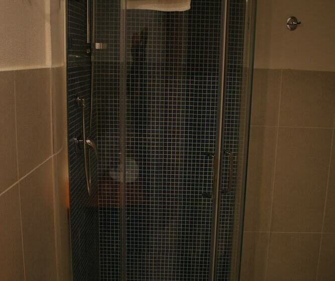 Habitación Estándar, Note Sulla Piazza