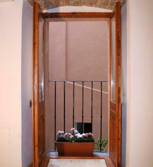 Habitación Deluxe, Note Sulla Piazza