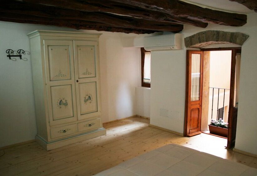 Habitación Deluxe, Note Sulla Piazza