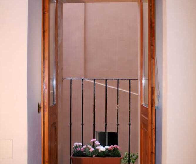 Habitación Deluxe, Note Sulla Piazza