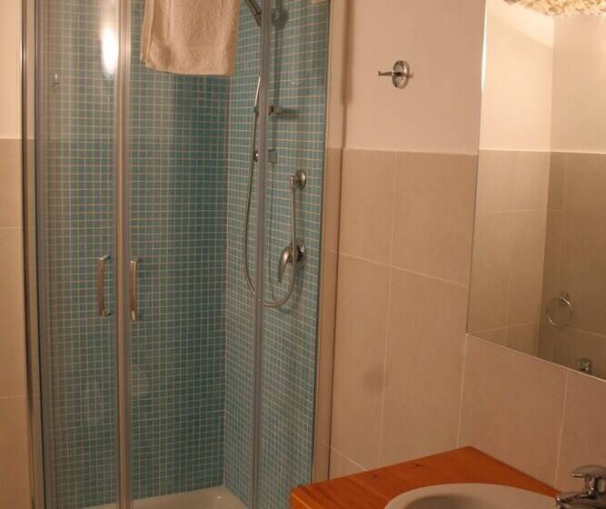 Habitación Deluxe, Note Sulla Piazza