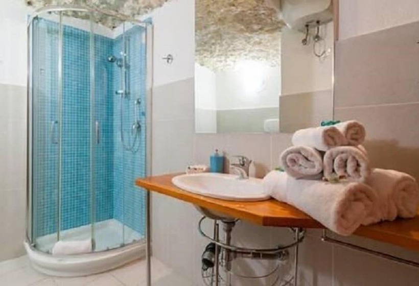 Habitación Deluxe, Note Sulla Piazza