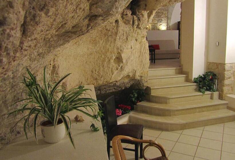 标准三人间, Palazzo Santa Rosalia