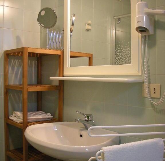 غرفة قياسية رباعية, Trattoria Traversi