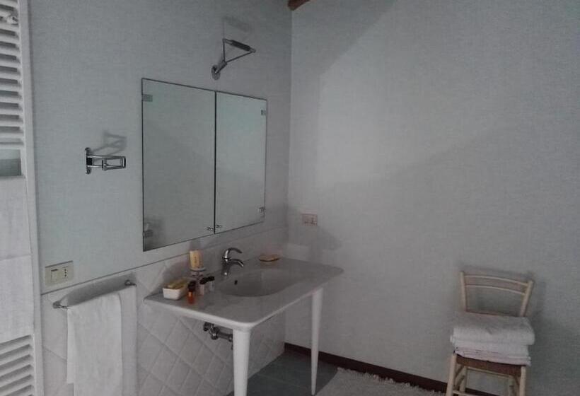 جناح ديلوكس, Villarondanella