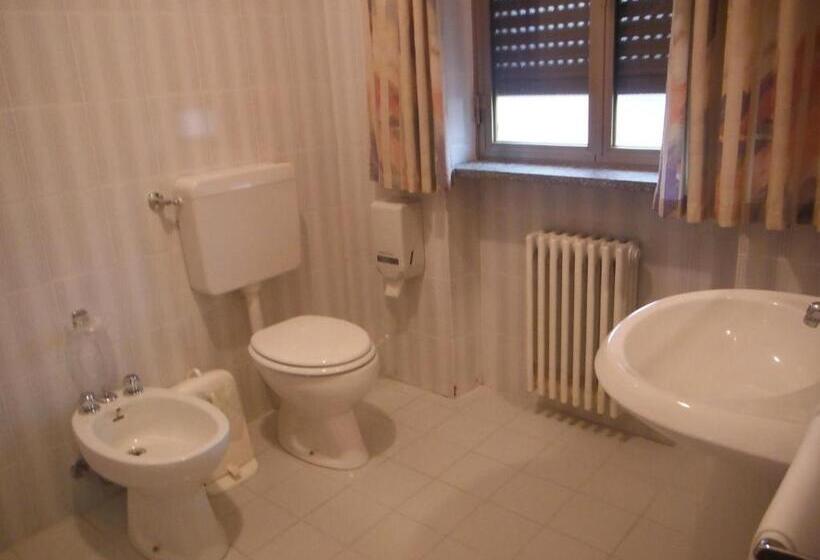 اتاق استاندارد سه نفره, Mochettaz