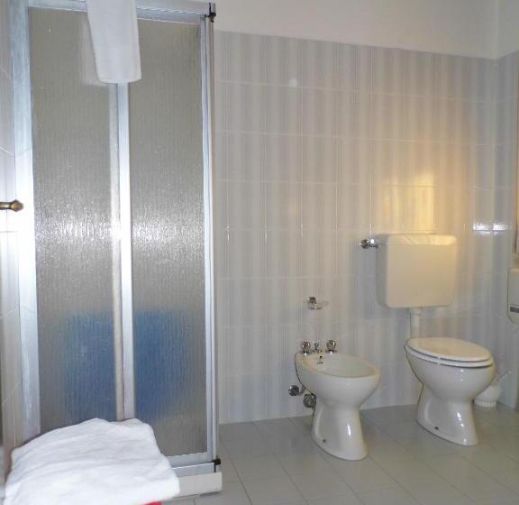 اتاق استاندارد سه نفره, Mochettaz