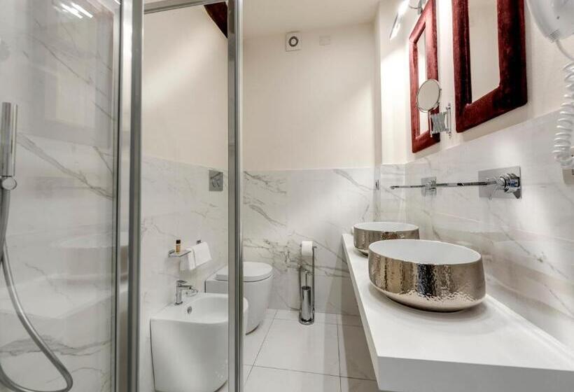 غرفة قياسية ثلاثية, Palagi