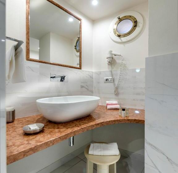 غرفة قياسية ثلاثية, Palagi