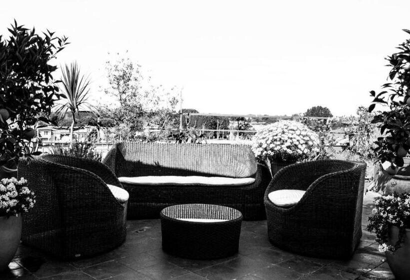 جناح جونيور مزوَّد بتراس, Palagi