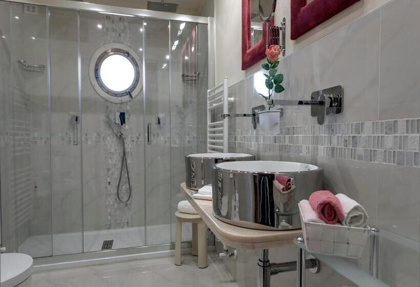 جناح جونيور مزوَّد بتراس, Palagi