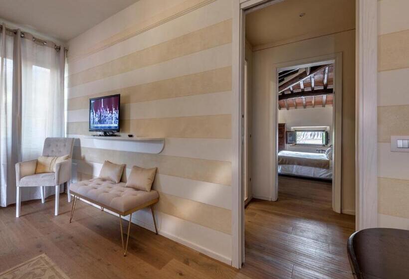 جناح جونيور مزوَّد بتراس, Palagi