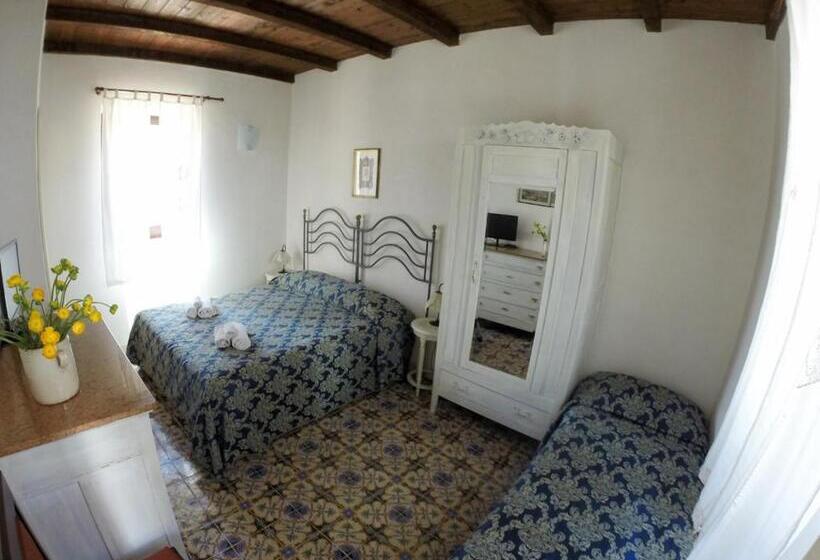 Трехместный Номер Стандарт Вид на Сад, Casale Rocca Fiorita