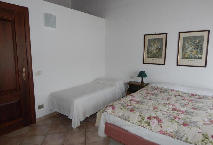 اتاق استاندارد با بالکن, I Lecci