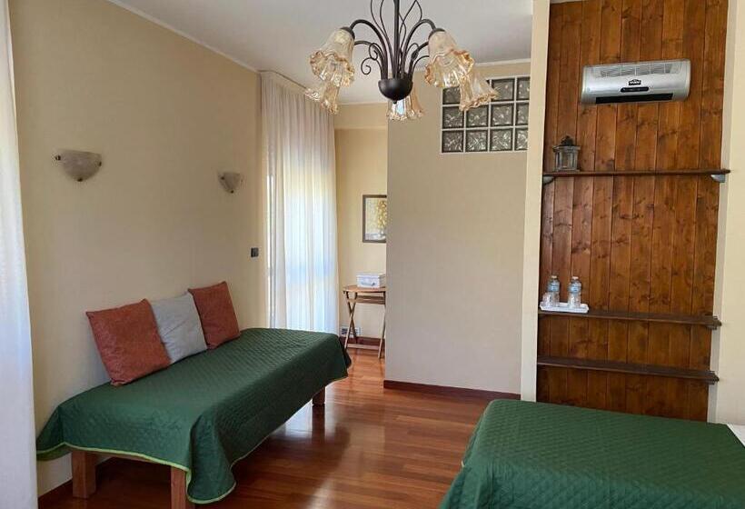 Трехместный Номер Стандарт с Балконом, La Via Del Sole