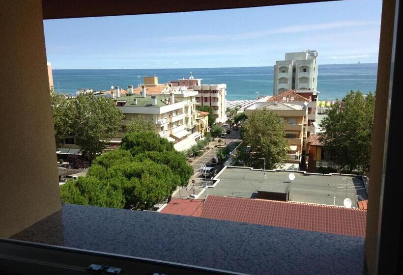 חדר סטנדרט לשלושה עם מרפסת, Mon