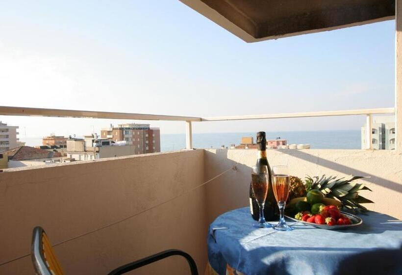 חדר לארבעה סטנדרטי עם מרפסת, Mon