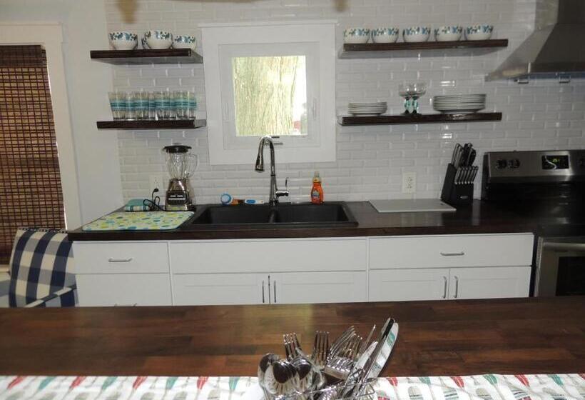 Дом 1 Спальня, White Caps Motel