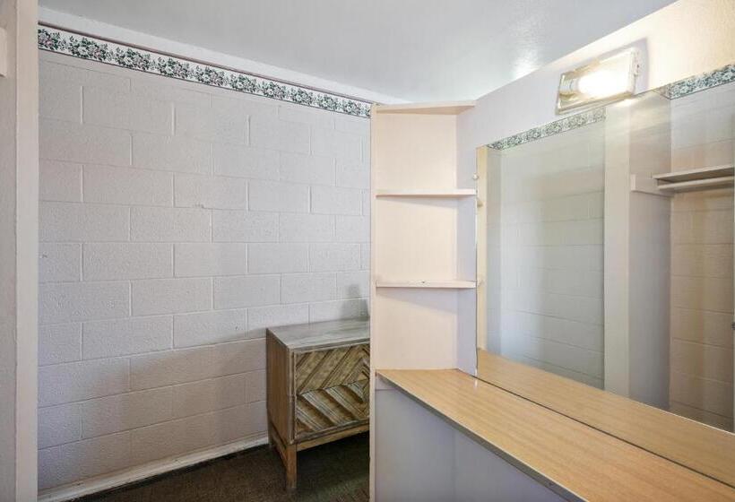 غرفه قياسيه سريرين مزدوجين, OYO Alpine TX near Big Bend National Park