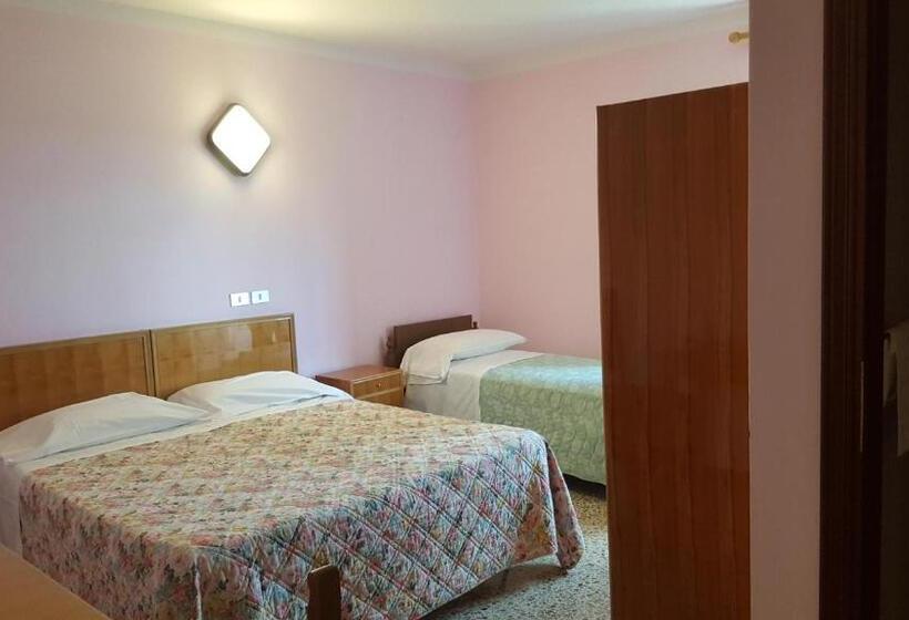 חדר סטנדרט לשלושה, Albergo Ristorante Gualtieri