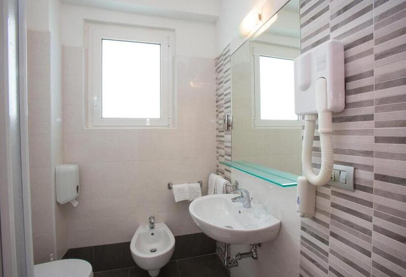 스탠다드 트리플 룸, Altis