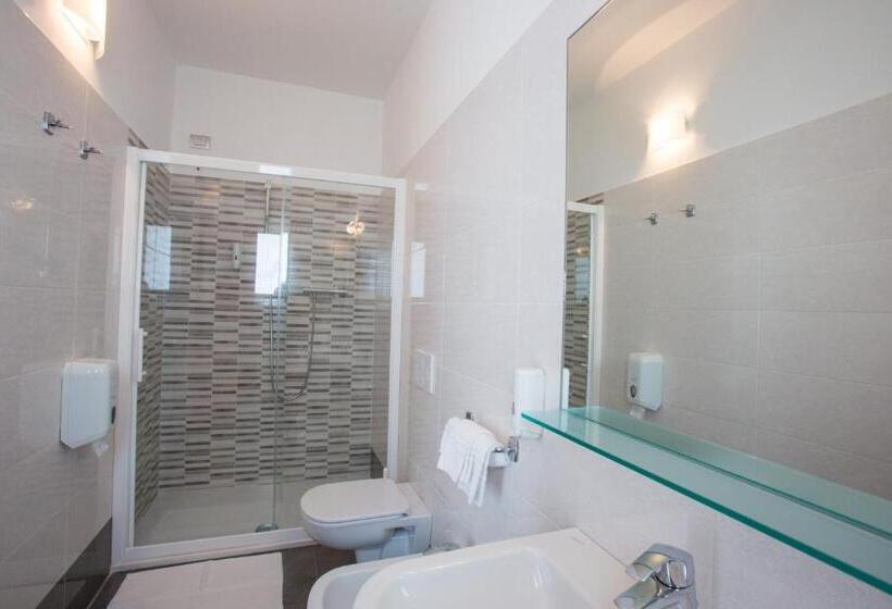 스탠다드 트리플 룸, Altis