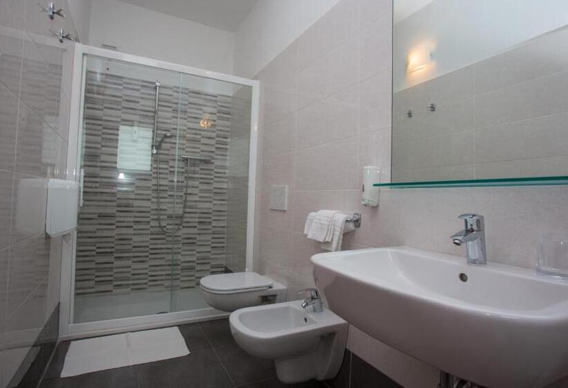 4인용 스탠다드 룸, Altis