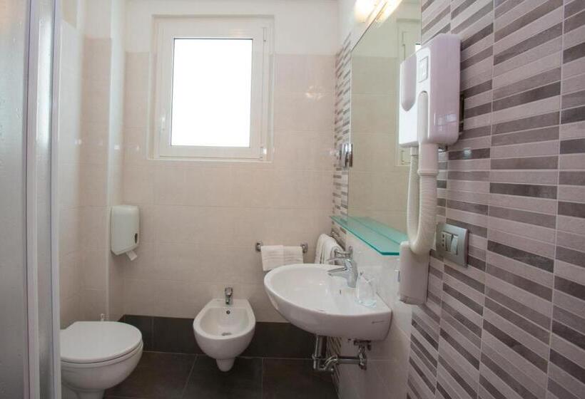 패밀리 룸, Altis