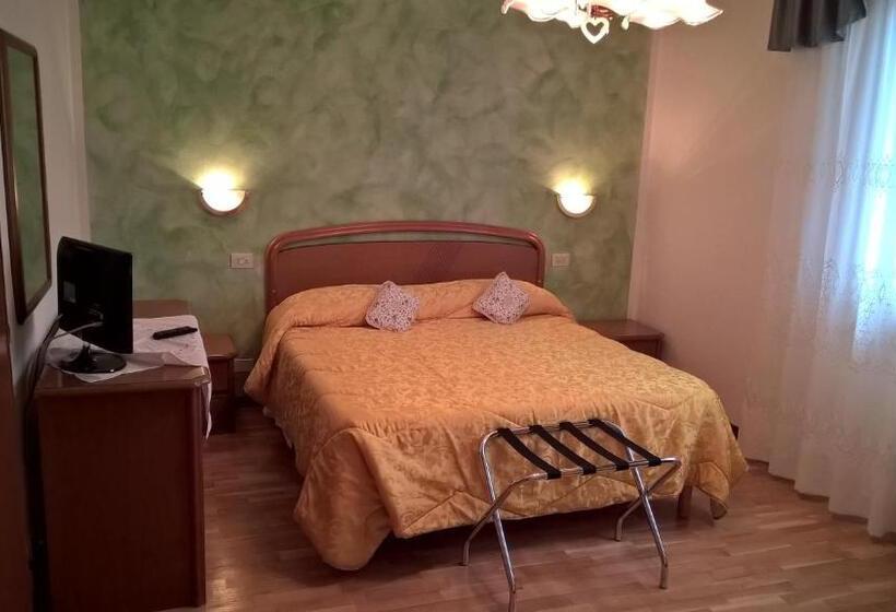 غرفة قياسية ثلاثية, Cecco Di Nara