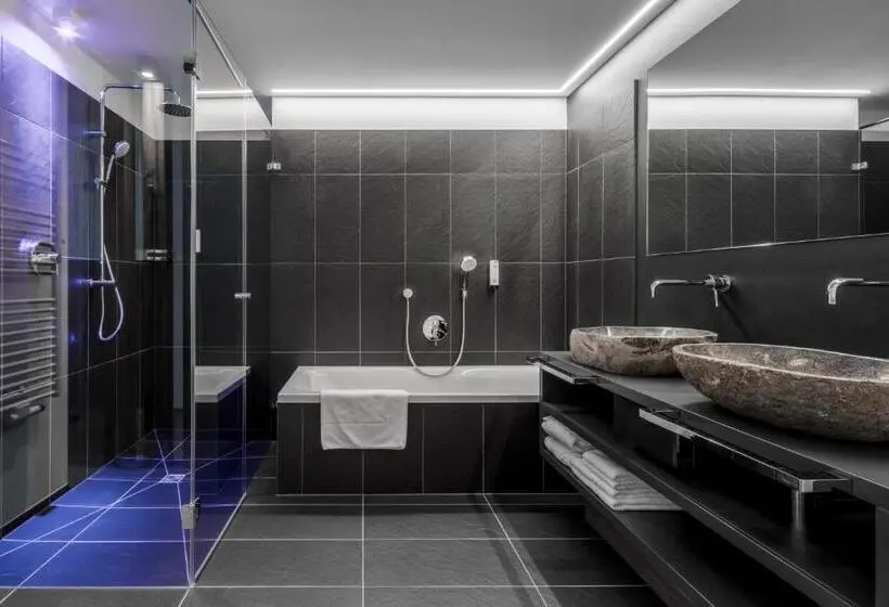 Deluxe-huone, Conturines