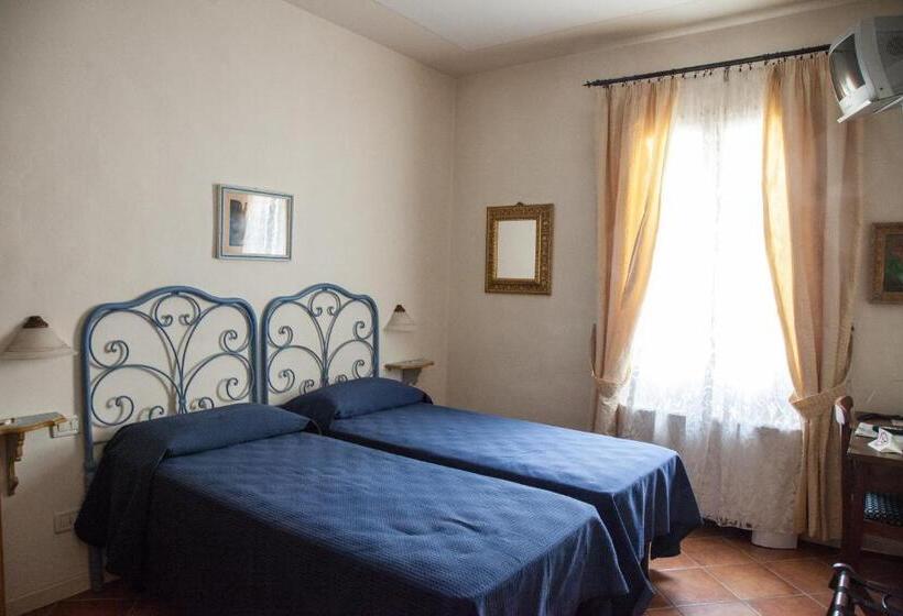 Standard room with outdoor bath, Locanda Degli Artisti