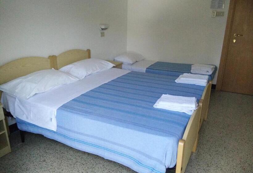 اتاق استاندارد سه نفره, Ronconi