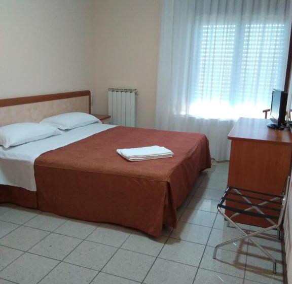 スタンダードルーム, Rose & Crown