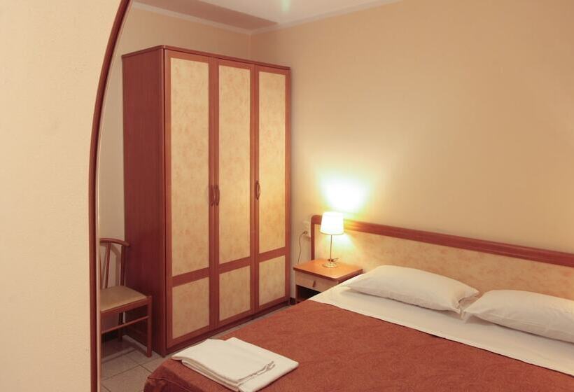 スタンダードルーム, Rose & Crown