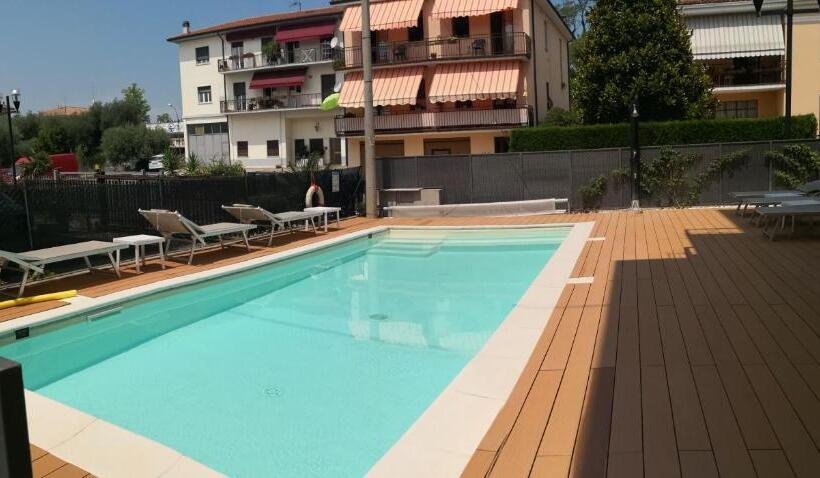 غرفة أساسية ثلاثية, Alessio Camere