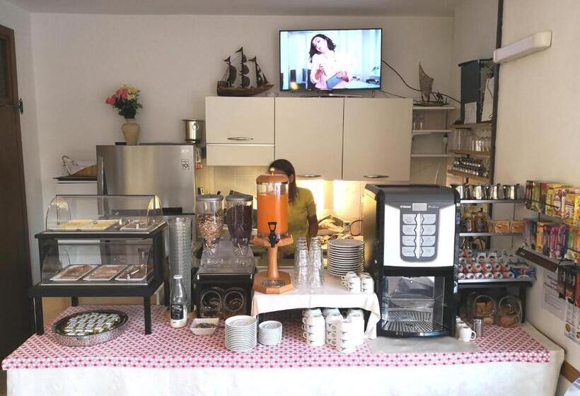 غرفة قياسية رباعية مزودة بشُرفة, Alessio Camere