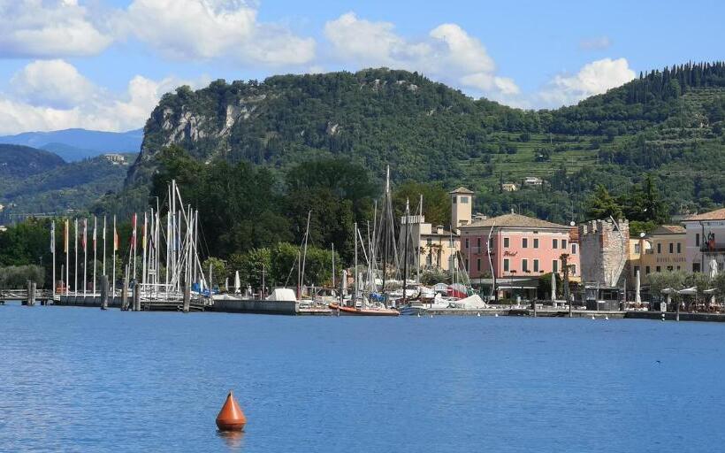 غرفة قياسية رباعية مزودة بشُرفة, Alessio Camere