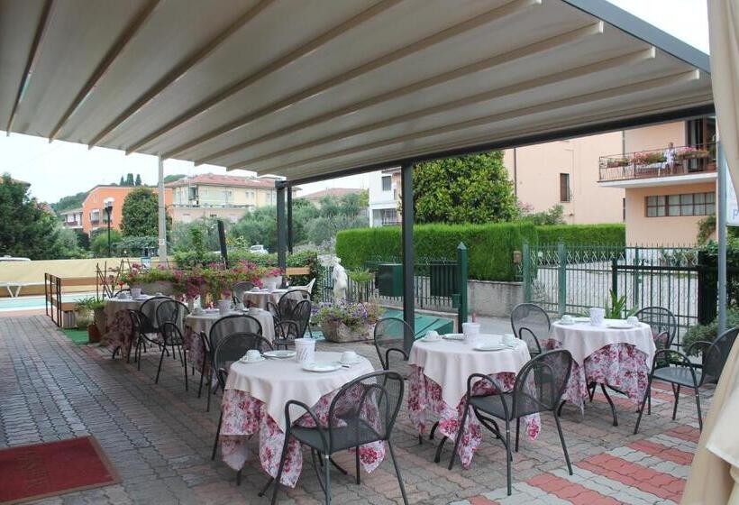 غرفة عائلية, Alessio Camere