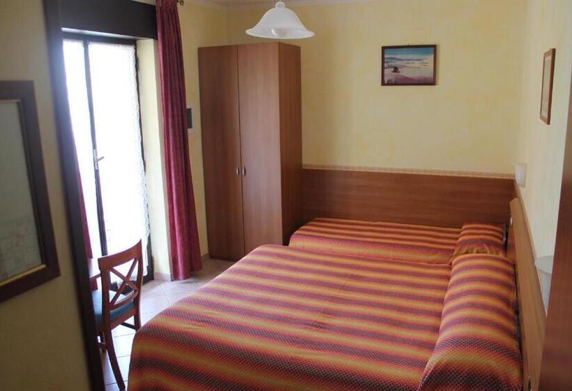 غرفة قياسية ثلاثية مزودة بشرفة, Alessio Camere