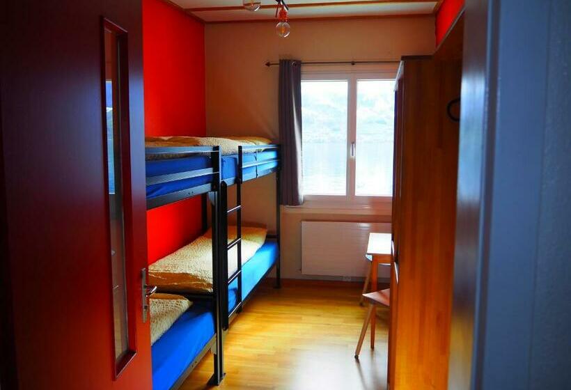 스탠다드 4인용 룸 공용 욕실, Hostel Rotschuo Jugend  Und Familienferien