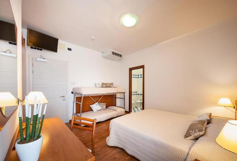 3 Bett Standardzimmer Balkon, Delfino