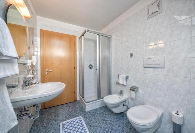 スタンダード４人部屋, Elisabeth