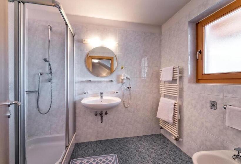 スタンダード４人部屋, Elisabeth