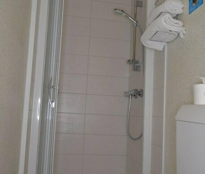 标准三人间, Hôtel Montfort