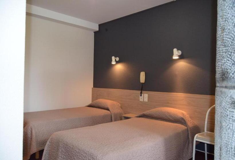 标准三人间, Hôtel Montfort